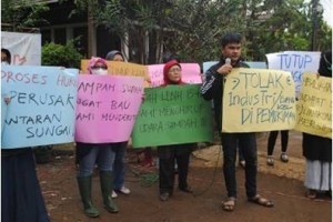 Demo ibu-ibu warga Cisaranten Endah, Bandung.
